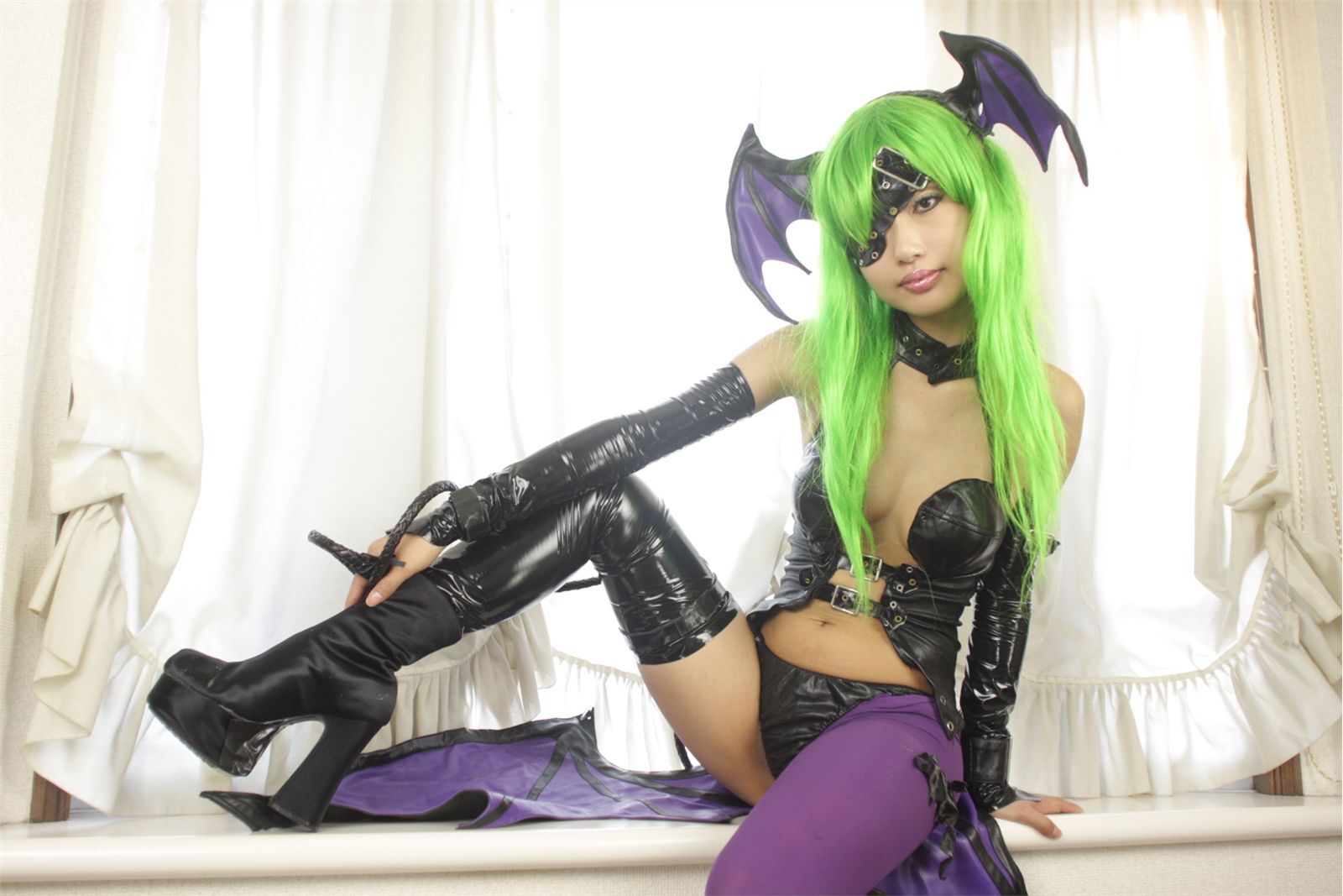 [Cosplay]  Darkstalkers  Morrigan with great body in latex
